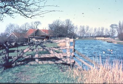 Gezicht op Hopman vanaf A. Treur
De boerderij van Treur was al gesloopt.
Het witte bruggetje is van Hopman.
