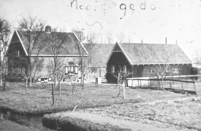 Boerderij " Nooit Gedacht " van W. Vrolijk
Deze boerderij is gebouwd in 1926.
Boerderij "Het Brede Weer" van Van Engen ging in tweeën; Cornelis van Engen bouwde "Nooit Gedacht", broer Hein ging op de oude boerderij wonen. Cornelis ging failliet en ging wonen in Loenersloot op een klein spulletje.
Jan Vrolijk, vader van Willem woonde in Duivendrecht, deze zat goed bij kas en kocht hem in 1938 voor zijn zoon Willem. Willem Vrolijk trouwde in 1937 met Annie Snoek.
