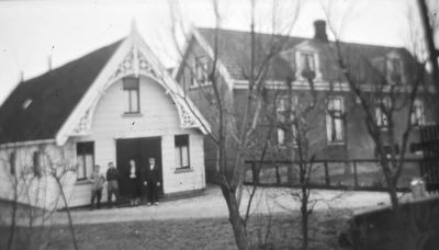 Boerderij " Het Brede Weer " van Hein van Engen
Deze boerderij werd in 1926 gedeeld met zijn broer Cornelis.
Hein van Engen ging altijd met de bus naar Abcoude om boodschappen te doen. Na zijn overlijden ging zijn vrouw (Alie) aan de straatweg kant van de boerderij wonen.
Frits Tamminga gebruikte de stal, land en vee tot de onteigening in 1970. Hij had een Jeep als tractor. Dit maakte indruk.
