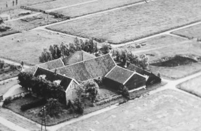 Bovenaanzicht in vogelvlucht van boerderij " Het Brede Weer " van Hein van Engen
