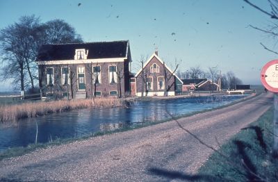 Boerderij "Over Bijlmer" van Jaap Staal
Het was de eerste boerderij van de Abcouderstraatweg, ook wel genaamd Bijlmerhoek. Boerderij "Over Bijlmer" werd bewoond door P. Bon, die molk er 100 koeien. P. Bon ging failliet. Jaap Staal kwam op "Over Bijlmer". Deze huurde hem van Hein Gils, die hem later aan Jaap Staal verkocht. Jaap Staal kocht hem mede met zijn schoonvader J. de Pijper van de Winkeldijk in Abcoude. Jaap Staal boerde op 28 ha. Arie Bon zoon van Piet Bon werd daggelder bij Jaap Staal, op voorheen de boerderij van zijn vader. Arie Bon woonde in het huisje bij J. van de Greft aan de Abcouderstraatweg.
