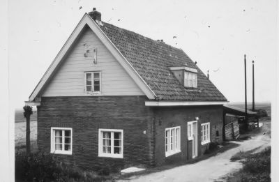 De vroegere arbeiderswoning bij boerderij "Over Bijlmer"
Nu bewoond door P. Bon. Dit huis is gebouwd door Hein Gils.
