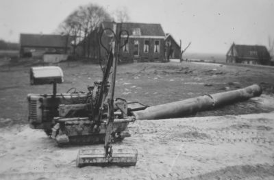 Boerderij "Over Bijlmer"
Op de voorgrond het zandopspuiting verleggen van de Abcouderstraatweg. Rechts het huis van P. Bon.
