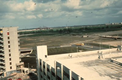 Bijlmermeer 
Met op de achtergrond het Zandpad met daarachter de nieuwe spoorbrug over het Amsterdam Rijnkanaal (in aanbouw).
