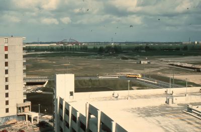 Bijlmermeer
Met op de achtergrond het Zandpad met daarachter de nieuwe spoorbrug over het Amsterdam Rijnkanaal (in aanbouw).


