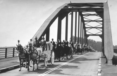 Hoge Brug (nu Weesperbrug) (eind 1965)
De hoge brug (nu genaamd de Weesperbrug) over het toen nog geheten Merwede-Kanaal, thans Amsterdam-Rijnkanaal. Het Amsterdam-Rijnkanaal werd in de jaren '30 aangelegd. De hoge brug verving de oude draaibrug. Hij werd in 1936 in gebruik genomen.Op 18 maart 1945 vond er een mislukte bommenwerpers aanval op plaats. Een afzwaaier komt er in een weiland terecht. Slachtoffers : de oude heer Wartena en Jaap Roest zoon van Piet Roest uit de Burg.Bletzstraat.
Op de bok als palvonier Lida Staal en Jaap van de Broek, bruidspaar Tom Willig en Marrij Roest, eind 1965.
