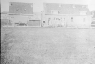 Achterzijde van de huizen aan het Zandpad +/- 1935
Rechts de melkfabriek, midden woning de Man, links dubbel woonhuis van W. Methorst.

