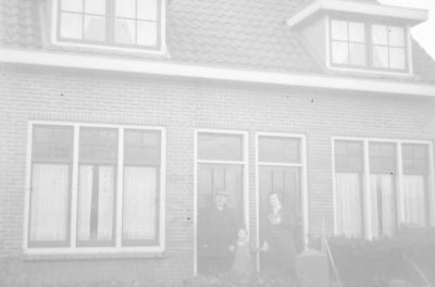 Dubbele woning van Methorst
Links oude Wijnand, rechts vrouw van Wijnand Jr, meisjes naam Grietje Enkhoorn. Voor opa Steinie Methorst.

