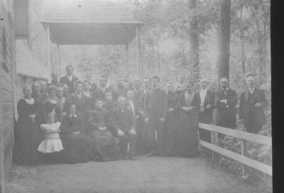 Op het erf van J. van de Mande, aan het Zandpad
