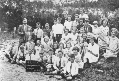 Openbare Lagere School Weesperkarspel 1938
v.l.n.r en van voor naar achteren, Jan Balder, Albert Bakker, ...................., Antoon Wassenberg, Wilco Groenveld, Wim Hofman, Beb de Nooy, ...................., Keetie Jansen, Riek Ewijk, Jannij Vervat, Annie Balder, Beb van Loenen, Ria van Leyen, meester Jansen, Antoon Gijsen, Rijk Bellaar, Evert Meyer, Henk Hofman, ...................., Wijntje Meyer, Miep van Leyen, Martha Hensbergen, Henny Ooms, Neeltje Hoetmer, ................., Ant van Leyen, juffrouw Pals, Jo Hofman, Riek van Schaik, Eef van de Veer, meester Laning, Jans Beun, ..................., helemaal achteraan juffrouw ?????????.
