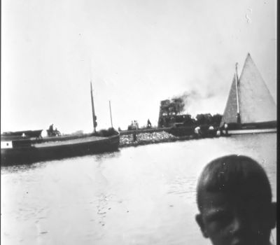 Brand van de Gaasperwatermolen op 22 juli 1932
Oorzaak een onvoorzichtige loodgieter. Op de voorgrond Jacob Boshuizen die woonde toen aan de Stammerdijk Links kolen lorrie's van de Amsterdamse waterleiding.
