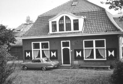 Boerderij "Langerlust"
De bewoners waren C. van Eck, daarna Karel Vogel. Deze boerderij is na vertrek van K. Vogel gebruikt als kantoor voor de Floriade in 1982.
