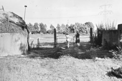 Achter op het erf van boerderij "Langerlust"
