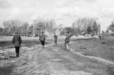 Jagers in de polder achter boerderij "Reigersbroeck"
Derde van rechts Karel Vogel.
