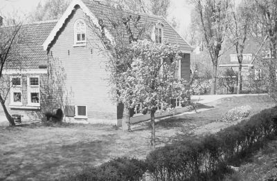 Boerderij "Reigersbroeck", van J.Th. Snoek, voordien Th. G Snoek
J. Th. Snoek was wees zijn ouders waren vroeg overleden.
Op de boerderij zaten een oom en tante deze waren kinderloos. Toen Th. G  de leeftijd had mocht hij hem huren. Zij vermaakte de boerderij en land in 1912 over aan het Armenkantoor te Weesp, met de bepaling dat er minimaal vier geslachten Snoek op moesten blijven voor ze hem mochten verkopen.
J.Th Snoek zoon van Th.G werd daarna de boer, deze moest de gebouwen twee jaar voor de onteigening kopen (onderhoud).

