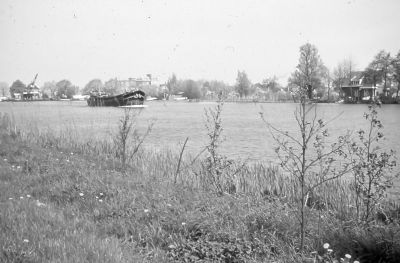 Gezicht op de Weespertrekvaart vanaf Kaatee, met in de verte de "Gaasp"
