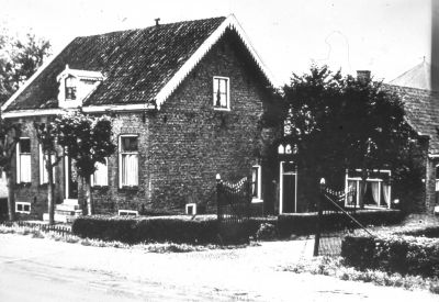 Boerderij "Niet zonder reden", van de familie de Wildt
Jacob Lotz huurde de boerderij "Niet zonder reden", aan het Zandpad te Weesperkarspel, nabij de Heerenbrug voor 1 jaar: van 01-05-1846 tot 01-05-1847 voor f. 700.-. Daarna pacht verlengd. Antonie de Wildt nam de pacht over van zijn schoonvader Jacob Lotz, omstreeks 1870. Jacob de Wildt zoon van Antonie huurt in 1904 de boerderij "Niet zonder reden", alsmede 19.967 ha land. Jacob koopt de boerderij op 13-02-1911 voor f. 40.000-.
Na diens overlijden werd Adrianus Theodorus zoon van Jacob de nieuwe boer in 1941, tot de sloop

