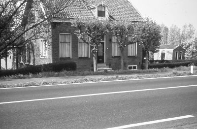 Boerderij "Niet zonder reden"
Het boenhokje rechts is jaren gebruikt als laboratorium ruimte voor het onderzoek van de melkmonsters van de Fok-en Controle vereniging.
