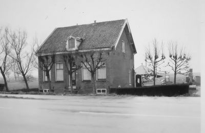 Het voorhuis van boerderij "Niet zonder reden"
Zomerhuis en boerderij zijn gesloopt foto 24-04-1971.
