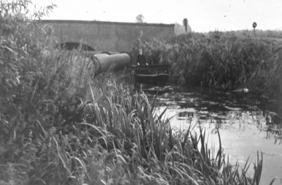 De Gaasperbrug over de ringsloot van de Bijlmermeer
de brug ligt over de doorverbinding naar de Weespertrekvaart. Voor de aanleg van de nieuwe Provincialeweg lag hier een houten brug die de naam had van "Heerenbrug".

