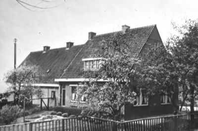 Boerderij "La Bonne Esperance"
Eerst van J. Oostenrijk, daarna bewoond door W.G Beukenboom Deze komt van oorsprong van de Abcouderstraatweg  Wim is naar Canada geëmigreerd, maar na enkele jaren weer teruggekeerd en kwam toen op deze boerderij terecht.

