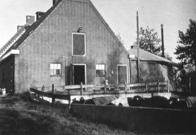 Boerderij "La Bonne Esperance", de Goede Hoop, achter op het erf
