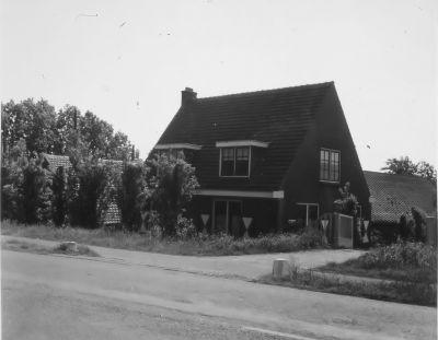 Boerderij "Geen Rust" van G. Kooperdraad, Zandpad A 45 (foto 02-06-1960)
