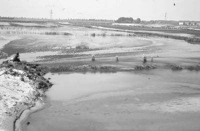 Zandopspuiting in de Bijlmermeer, vanaf het Zandpad

