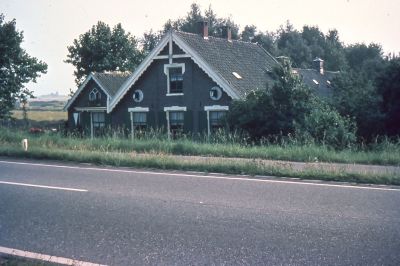 Boerderij "Connais Toi Me'me", Bid en Werk, van de fam. den Hartogh
De boerderij werd in tweeen gesplitst. Links (zomerhuis) werd bewoond door Piet trouwde met Corrie van Wijngaarden en rechts Gerrit trouwde met Celia Buys. Bij vertrek van Piet naar Stolwijk ging Gerrit links wonen en verhuurde het rechtergedeelte aan.  W.Buurman getrouwd met Carla van Wijngaarden Hd.
In +/-1861 is Jacobus de Hartogh (1816-1877) en Marretje Oskam (1819-1898) komende uit Ruwiel op de boerderij gekomen. Vervolgens hebben daar gewoond:1 Arie den Hartogh (1848-1912) en Clazina Maria Blokhuis(1849-1928). 2 Jan den Hartogh (1882-1962) en Aaltje Vlug (1886-1941). Deze hadden 7 kinderen t.w Arie, Nicolaas, Jacobus, Gerrit, Peter (Piet) Jan en Adraan Willem. 3 Tot aan de sloop van de boerderij Peter den Hartogh ( 1917-1998) en Cornelia van Wijngaarden (1926-....) verhuisde naar Stolwijk en Gerrit den Hartogh (1915-....) en Celia Buijs (....-.....). Deze laatste gingen wonen in Oost-Knollendam. (Spijkerboor)

