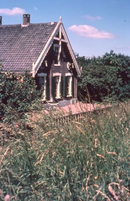 Boerderij "Connais Toi Me'me", van P. den Hartogh
Deze was getrouwd met Cornelia van Wijngaarden W en Gerrit den Hartogh getrouwd met Celia Buys. Bekendheid had deze boerderij door zijn twee koeien koppen aan de voorgevel.

