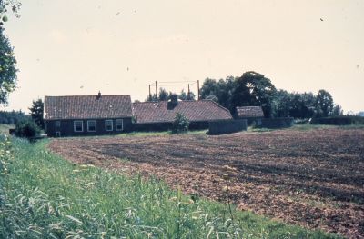 Boerderij "Ora et Labora", zandophoging
Deze boerderij is een van de weinige die bij het aanleggen van de Bijlmermeer is blijven staan en niet gesloopt.
