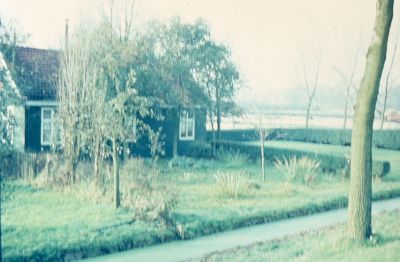 Boerderij "Ons Begin"
Deze werd eerst bewoond door Vedder van Over Diemen, die had dit land en gebruikte het voor vetweiders, die gingen lopend langs de weg naar Over Diemen maar door de drukte van het verkeer bouwde hij deze woning en ging er wonen. Daarna tot de sloop bewoond door K. Buys.
