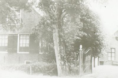 Boerderij "Waveren"
Deze is +/- 1850 aan het Zandpad gebouwd en in 1934 gesloopt voor de aanleg van de nieuwe Provincialeweg. In 1849 betrokken door Peter Nagel geboren in Bunschoten (22-05-1816 overleden in 1879) trouwde in 1849 te Diemen met Elisabeth van den Bos geboren te Spakenburg (15-11-1824 overleden in 1906), hij werd opgevolgd door zijn zoon Peter deze was ongehuwd, nadien J. van Lindenberg, genaamd Kobus.
In deze hoek van de Bijlmermeer kwamen in de loop der jaren oude boomstronken naar boven, die moesten dan worden gerooid. Het waren misschien wel 1000 jaar oude eiken. Waarschijnlijk heeft hier in de oudheid een eikenbos gestaan gezien de stronken.

