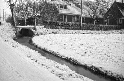Boerderij "Waveren", van J. van Lindenberg
Deze boerderij is voor de aanleg van de Bijlmermeer niet gesloopt, het is nu een paarden manege.
