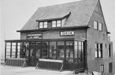 Cafe "Ruimzicht", bij de tol aan het Zandpad
Vanaf 1939 beheerd door  B van de Kroon, tevens verkoop van benzine.

