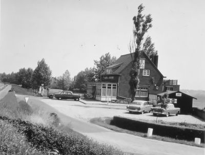 Cafe "Ruimzicht", verbouwd door nieuwe beheerder (02-06-1960)
Het werd toen Cafe "Kroon". Dit Cafe stond aan het begin van het Zandpad en bij de ingang van de Hoge Bijlmer. Bij dit punt was vroeger ook de Bijlmertol, opgeheven in 1929, deze tol werd gebruikt voor onderhoud van het Zandpad en de Weespertrekvaart. 


