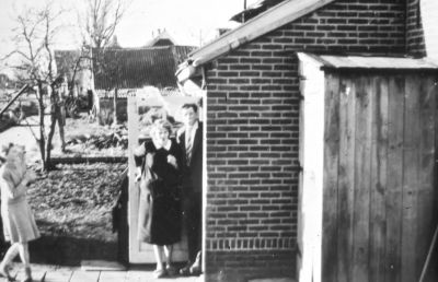 Achterkant woning C. van de Hulst. 
Met Riet en Jaap van de Brink en de achterkant van R. Verheul.
