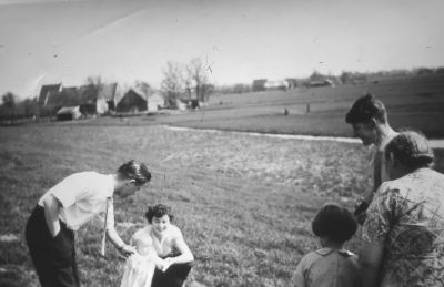 Achterkant van de dijk met gezicht op " Reigersbosch " (J. Gentenaar) vanaf C. van de Hulst.
