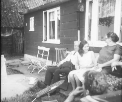 Van links naar rechts: Grootvader, Ank Nagel, moeder Nagel van de Broek.
De laatste i is de echtgenote van E. Nagel uit de Hoge Bijlmer, " Oud Bethlem ", ze is hier bij haar zoon Piet Nagel.
