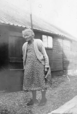 Moeder Verheul (vrouw van Rook Verheul).
