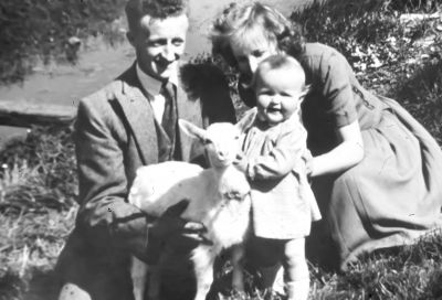 Jan (ko) Verheul met vrouw en dochtertje. 
Jan (ko) Verheul, zoon van Rook Verheul werkte bij de Coöperatie in Abcoude.
