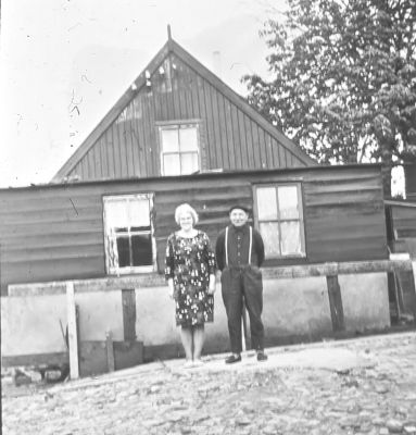 Jan en Mw. Moen, hier begon de kaai.
Moen was de eerste aan de kaai. Moen was schillenboer in Amsterdam.
