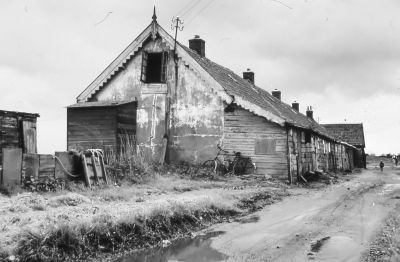 " De Kazerne ". In " De Kazerne ", zaten 9 woningen, vroeger woonden er ook 9 gezinnen in die erg groot waren (veel kinderen).
De mensen waren erg arm, want het waren turfstekers en in de winter konden ze niet werken, daarom hoeften ze drie maanden in de winter geen huur te betalen. Het waren turfstekers van de Oude Bullewijk en de Holendrechter polder. In 1866 was de vervening afgelopen, in 1869 was de droogmaking voltooid, groot 487 ha.
Eigenaar van "De Kazerne" was Jaap Verhoef, iedere zaterdag werd de huur opgehaald. Het huis was niet groot: halletje met leertje naar de zolder, een keuken in het laagste gedeelte (rechts) en 1 kamer met bedstede. Op de zolder sliepen de kinderen op regel. Aan weerskanten voor en achter dubbele WC huisjes (poepdozen met emmer).
