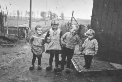 Eerste huis (woning) van " De Kazerne " bewoond door de familie Hein van Vliet, met op de achtergrond het huisje van Moen.
Van links naar rechts: Gerard van Vliet, Lie van Vliet, Piet en Rietje van Vliet (1933). 
