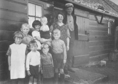 Familie Hein van Vliet. Met op het dak Huislook.
Van links naar rechts: Rie, Piet, Annie met Henk, Ma en Pa van Vliet.
Onder: Gerrit, Truus en Gerard, daags daarna zuster Ida geboren. In de deuropening buurvrouw Pietersma.
