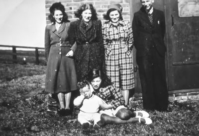 Van links naar rechts: Griet Spronk, Nel de Wit, Annie van Vliet, Kees van Vliet. Onder: Louw van Vliet, en Lien van Vliet.
