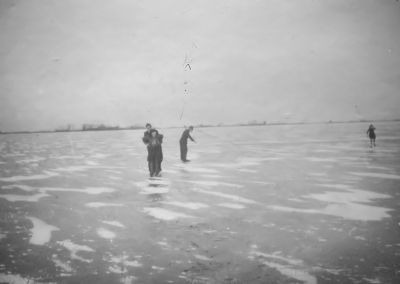 In de oorlog 1940 – 1945 (winter 1940 – 1945).
 Inundatie gebied: hoek Zwetskade, Lange Dwarsweg, Machineweg, Korte Dwarsweg (nieuwe bullewijk).
Jaap Terpstra met Annie van Vliet, Kees van Vliet en Lien van Vliet.
