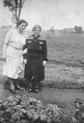 Van links naar rechts: Annie Werring, Ida van Vliet.
Werring met op de achtergrond de boerderij van Beuker, Lange Dwarsweg.
