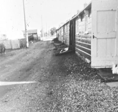 " De Kazerne " (28-09-1966).
Dit achterste gedeelte is ook bewoond door R. de Pijper. Deze had een paar melkkoeien; s' morgens ventte hij de melk uit op " De Kazerne ". 
Hij verhuisde later naar de Lange Dwarsweg waar hij ging boeren.
