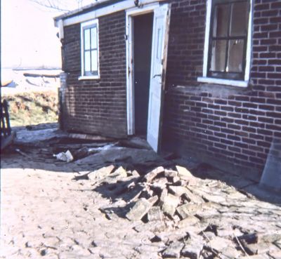 Het verschoven huis van de familie Rip.
 In augustus 1964 s' morgens om half tien, hield de dijk het zand niet meer en vond er een veenverschuiving plaats. Het huis verschoof en scheurde. Gelukkig was het van hout. Zoon van Rip (Jan) was slagersknecht bij slager Walbeek in Duivendrecht, hij was ongehuwd.
